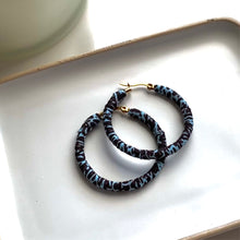 Cargar imagen en el visor de la galería, Lekki azules aros envueltos